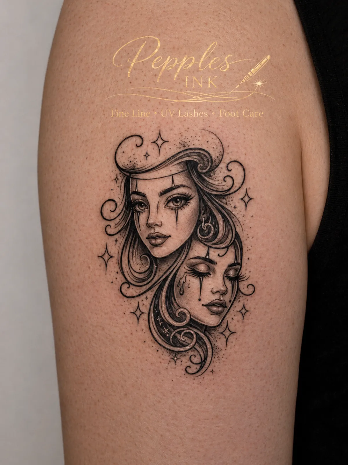 Fine Line Tattoo mit zwei stilisierten Frauengesichtern