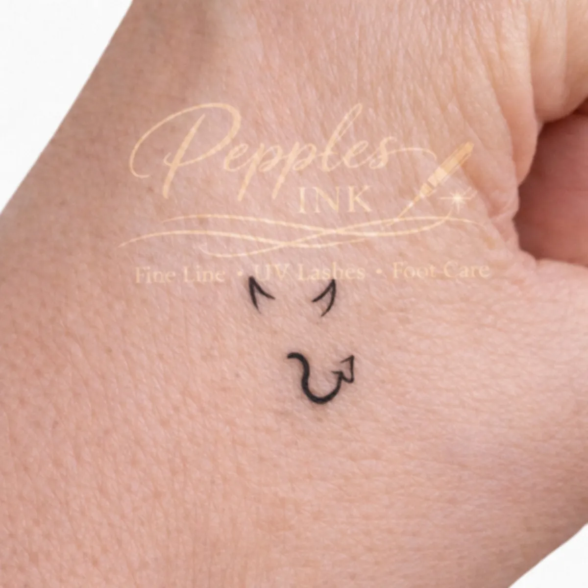 Kleines Fine Line Tattoo eines Mini-Teufels