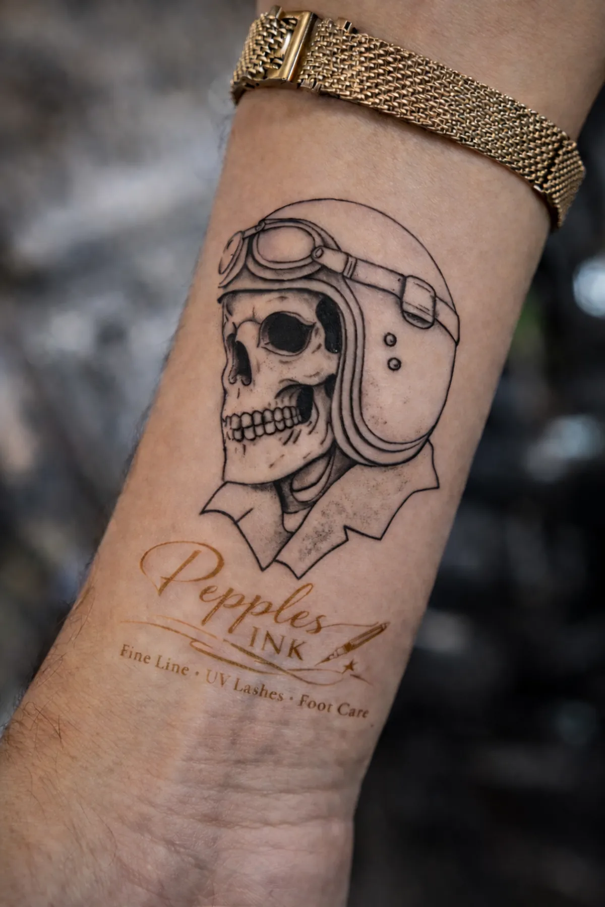 Detailreiches Fine Line Schädel-Tattoo mit Helm