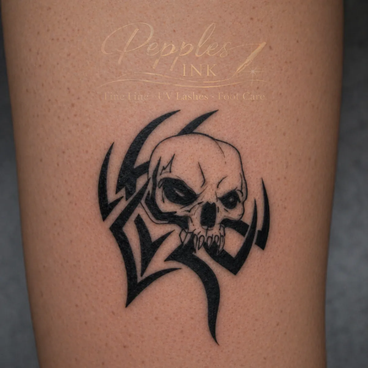 Schwarzes Tribal-Tattoo in Form eines Schädels